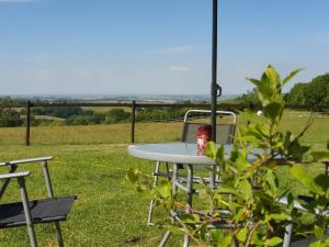Cosy Off Grid Shepherds Hut with Wood Fired Hot Tub