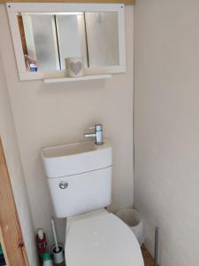 Cosy Off Grid Shepherds Hut with Wood Fired Hot Tub