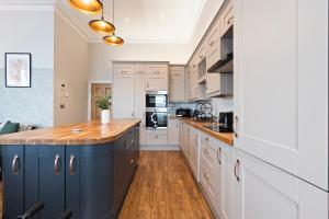 Modern 2 Bedroom Abode - Sea Views - Balcony