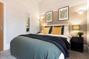 Modern 2 Bedroom Abode - Sea Views - Balcony