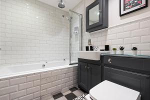 Modern 2 Bedroom Abode - Sea Views - Balcony