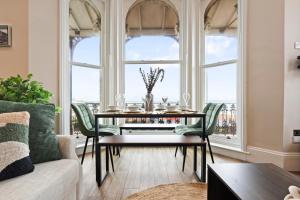 Modern 2 Bedroom Abode - Sea Views - Balcony