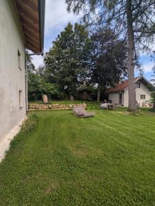 FeWo Kastanie, Große Ferienwohnung für 10 mit Garten, Naturblick im Voralpenland