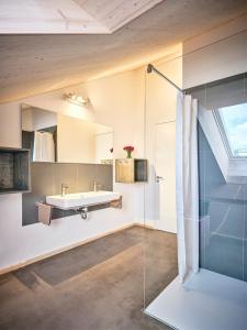 FeWo Kastanie, Große Ferienwohnung für 10 mit Garten, Naturblick im Voralpenland