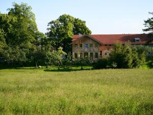 FeWo Kastanie, Große Ferienwohnung für 10 mit Garten, Naturblick im Voralpenland