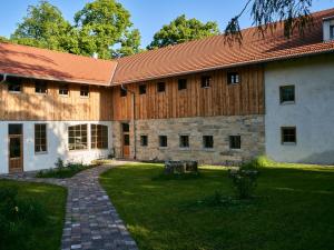 FeWo Kastanie, Große Ferienwohnung für 10 mit Garten, Naturblick im Voralpenland