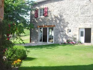Maisons de vacances Maison charmante a La Vineuse avec jardin cloture : photos des chambres