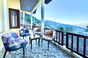 The Sky Mountain Kufri I Serviced Villa I Balcony I Valley and Mountain View I Family Groups & Bonfire I Memories & Enjoyment Villa I Operated by Exotic Stays