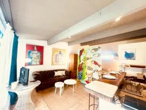 CHEZ BABOU studio d'artistes avec piscine, parking - Générac