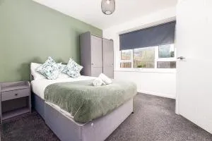 Spacious 4-Bed, 4-Bath Home Near Derby City Centre - Quarndon