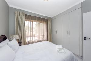 Modern 2 Bedroom apartment with club house pool