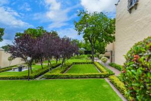 Modern 2 Bedroom apartment with club house pool