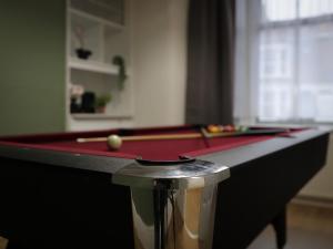 London 4 Bed Contractor Base with Pool Table