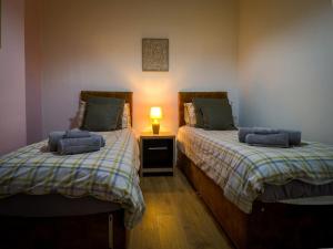 London 4 Bed Contractor Base with Pool Table