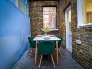 London 4 Bed Contractor Base with Pool Table