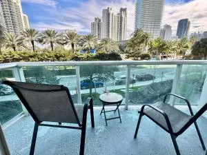 Spacious Condos with Resort Amenities - Sunny Isles Beach - صني آيلز بيتش