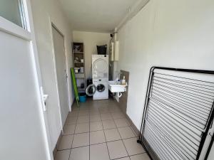 Maisons de vacances Villa moderne avec piscine : photos des chambres