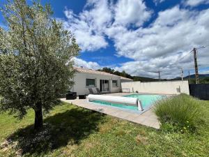 Maisons de vacances Villa moderne avec piscine : photos des chambres