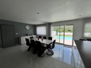 Maisons de vacances Villa moderne avec piscine : photos des chambres