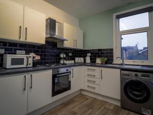 London 4 Bed Contractor Base with Pool Table