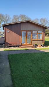 Quiet 6 berth pet friendly chalet near beach