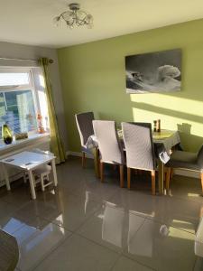 The Cwtch, Porthcawl, Lovely, Spacious Seaside Apartment , Open Views, Sleeps 8 people
