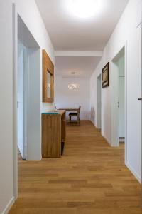 KAYA Zurich Apartment 2A - Downtown 2BR Apt with Balcony