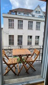 KAYA Zurich Apartment 2A - Downtown 2BR Apt with Balcony