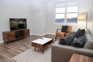 Luxury apartment with gym, steps from commuter rail #4011