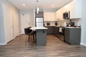Luxury apartment with gym, steps from commuter rail #4011