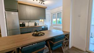 Tesla Time MachiNS 2bedrooms & Living Room