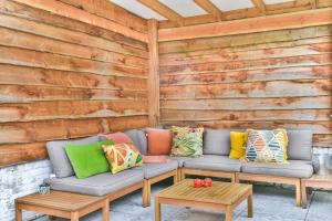 Pats garden room with mini cinema, projector