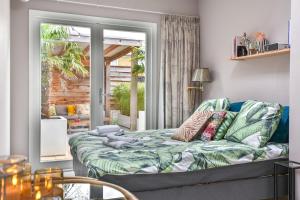 Pats garden room with mini cinema, projector