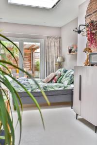 Pats garden room with mini cinema, projector