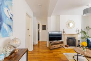 The Old Bank Beautiful Cotswold House with Huge Garden