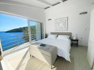 Villa Moro: Beachfront Privacy