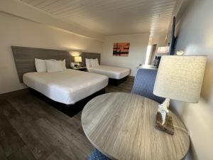 Double Queen Suite room in Westport Inn