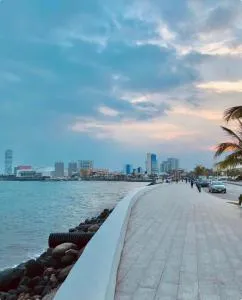 Suites Brisa Marina - atrás de Playa Regatas y el Malecón, 6 calles del Acuario - Ursulo Galván