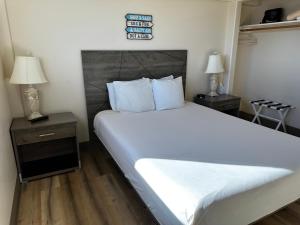 One Bedroom Suite w/Sleeper Sofa, Trundle, Ocean View room in Westport Inn
