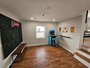 Clintonville Charmer - Central, Arcade, Selfie Wall