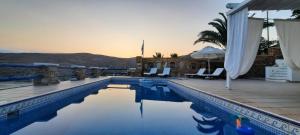 Cycladic House KRIOS with a Pool and 2min from the beach