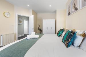 Spacious London 2-Bed Flat with a King Bed-Save on Long Stays-5 Separate Beds- Parking Available!