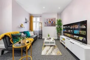 Modern 2-Bed London Flat with King Bed -25 off for Long Stay Guests-Sleeps 6-Book Instantly! - 博勒姆伍德