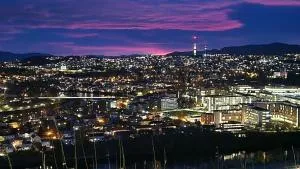 Modern apartment with stunning city view over city - Stadsbygd