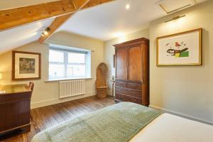 Host & Stay - The Rooftop Gallery