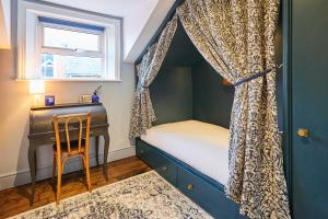 Host & Stay - The Rooftop Gallery