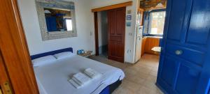 Cycladic House KRIOS with a Pool and 2min from the beach