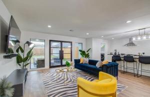 5-BD Modern Central Getaway w Hot Tub - Mins to DT