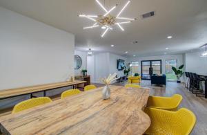 5-BD Modern Central Getaway w Hot Tub - Mins to DT