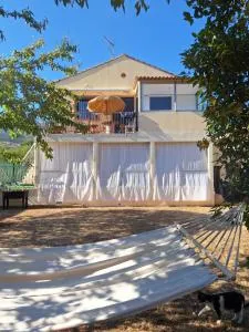 Haut de villa 3 chambres climatisation, wifi , terasse et jardin - Les Routes